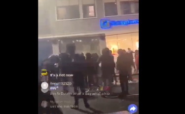 Saccheggi e autobus incendiati, perché Dublino è in rivolta