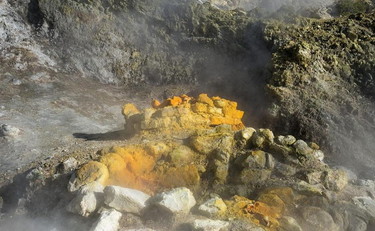 Il magma in risalita fa scattare l'allarme ai Campi Flegrei: vicino alla superficie