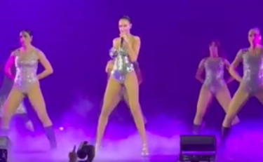 Elodie da impazzire, la coreografia fa esplodere il Palazzo dello sport