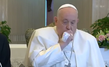 Spunta la foto di Papa Francesco con il cerotto: come sta davvero