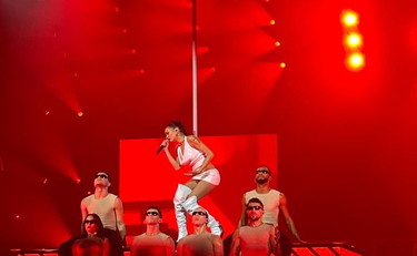 Elodie a Roma ha fatto effetto strobo: il racconto dello show incendiario