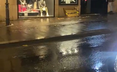 Piove su Roma e la via del Centro si trasforma in un fiume d'acqua | GUARDA