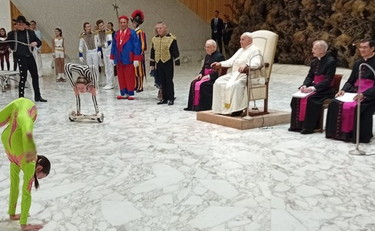 Gioia gratuita. Papa Francesco si diverte coi ragazzi del circo