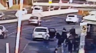 Attentato a Gerusalemme: terroristi aprono il fuoco, 2 vittime | VIDEO