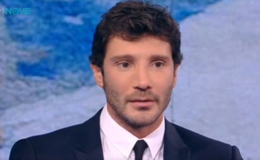 C'è chi rende pubblico e chi...: stoccata di De Martino a Belen