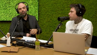 La fama porta invidia, Saviano ora si sente Tortora: l'attacco da Fedez