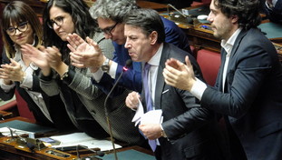 Bagarre sul salario minimo, lo sfregio di Conte: Carta straccia