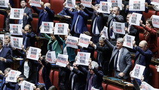 Salario minimo, la Camera approva la delega: scoppia la bagarre in aula