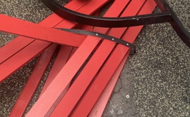 Femministe fanno a pezzi la panchina rossa della Sapienza: Indifferenziata