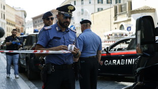 Minorenne prende la pistola del padre e tenta il suicidio: dramma a Roma