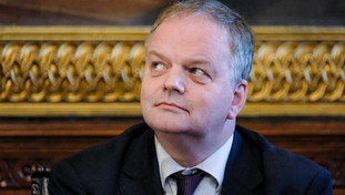 Il Pd delle porte aperte a tutti critica Schmidt. “Papa straniero”, teorie assurde