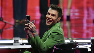 Fedez non vestirà i panni del conduttore su La7: la decisione a sorpresa