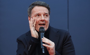 Renzi scatena le risate ad Atreju: la battuta al veleno su Schlein | GUARDA