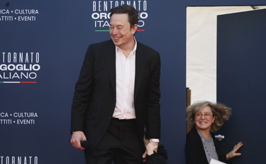 Elon Musk spiazza tutti: come si presenta ad Ateju, non è solo