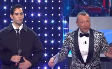 Entra Mahmood e cala il silenzio, Amadeus: Ragazzi siete petrificati | GUARDA