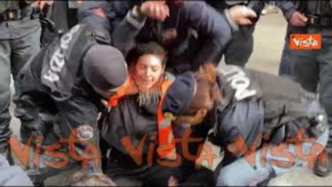 Blitz Ultima generazione a Via del Corso, i manifestanti sgomberati e portati via di peso da Polizia