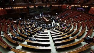 Bagarre alla Camera, poi arriva la sentenza sul Mes: c'è la bocciatura