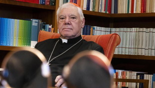 Blasfemia, l'ex prefetto di Ratzinger sfida Bergoglio: documento incendiario