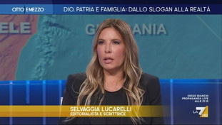 “Sguazza nel fango di Ferragni”. Ribaltone e attacco a Selvaggia Lucarelli