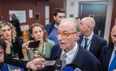 Una gabbia di matti. Con chi se la prende Feltri