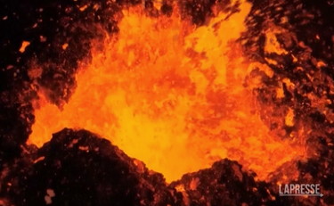 Islanda, fiumi di lava: l'eruzione del vulcano Fagradalsfjall continua