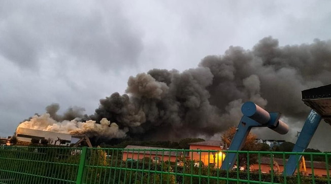 Malagrotta, lotta contro le fiamme e paura per i fumi Tenete le finestre chiuse