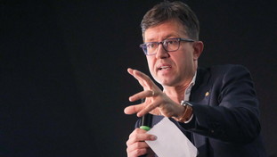 A Firenze la priorità del Pd è multare i tenori di strada. Ira della folla