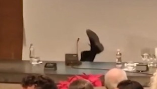 Gli spostano la sedia e poi... Caduta rovinosa per De Luca, il video è virale | GUARDA