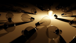 Si dimezzano le bollette della luce: la previsione sul 2024 fa godere gli italiani