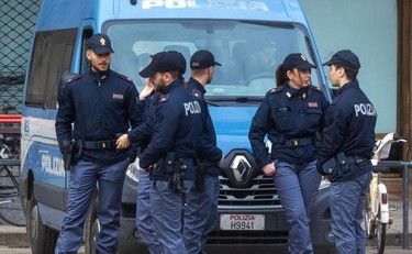 Follia di Capodanno: falò in strada e guerriglia contro la polizia