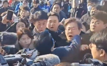 Coltellate al collo: attentato choc al leader dell'opposizione sudcoreana