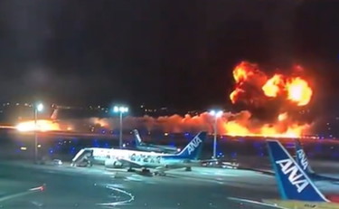 Un aereo prende fuoco a Tokyo: evacuati i passeggeri | VIDEO