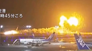 Aereo in fiamme a Tokyo dopo lo scontro con un altro velivolo: 5 vittime