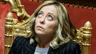“Follia che ci danneggia”. Meloni furiosa, mano pesante sul deputato pistolero