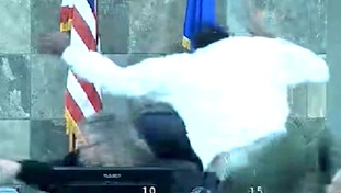 Attimi di paura in tribunale: un imputato aggredisce la giudice | VIDEO