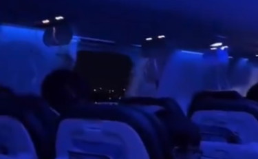 Terrore in volo. Si stacca il finestrino e scatta l'atterraggio d'emergenza | VIDEO