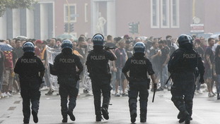 Blitz degli ultras laziali in un pub: locale distrutto e tifoso della Roma accoltellato