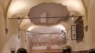 Matrimonio con disastro sfiorato: crolla il solaio, feriti pure gli sposi