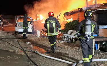 Maxi-incendio all'Idroscalo di Ostia: 20 evacuati e 4 intossicati