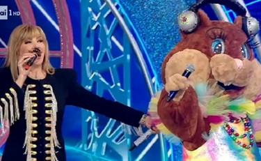 Il cantante mascherato salta? Carlucci chiama Lucarelli per un nuovo talent
