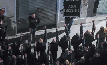 Il saluto romano è reato solo se c'è il pericolo fascista: sinistra zittita