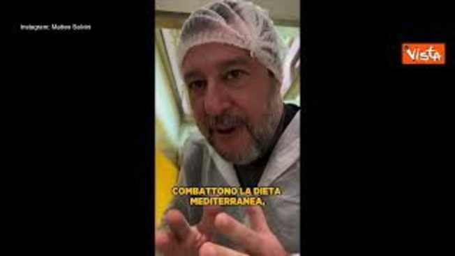 Salvini con cuffietta e camice in un pastificio: Alla faccia della farina d'insetti, viva la qualità