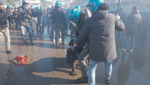 C'è il padiglione di Israele, assalto dei centri sociali alla fiera: caos e scontri | VIDEO