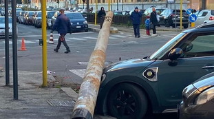 Crolla il palo del tram, paura al Flaminio: Poteva scapparci il morto