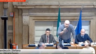 Guarda il cu*o, ci prova e poi la trom*a.... Altra bufera su Bandecchi per la frase sulle donne