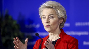 Meloni-von der Leyen, l'accordo sui migranti manda in tilt la sinistra