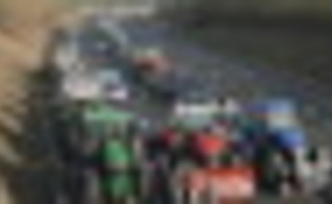 Parigi, è iniziato l'assedio dei trattori alla capitale francese