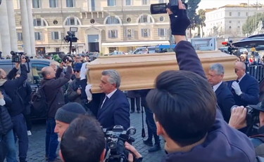Sandra Milo, l'arrivo del feretro davanti alla Chiesa degli Artisti