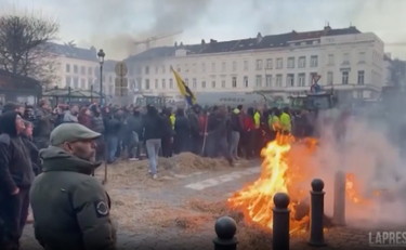 Roghi fuori dal Parlamento Ue a Bruxelles: si infiamma la protesta | GUARDA