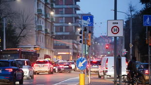 Ultimatum alla sinistra sull'assurdo limite a 30 km/h: l'avviso del governo